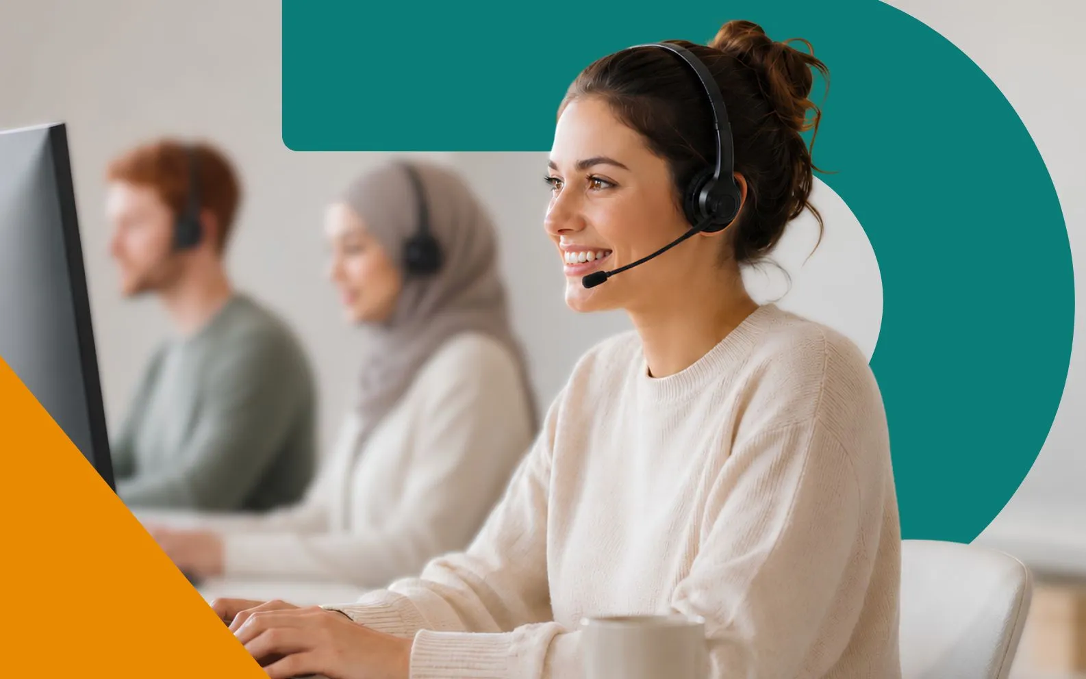 Leende medarbetare med headset i Relinx callcenter i Stockholm